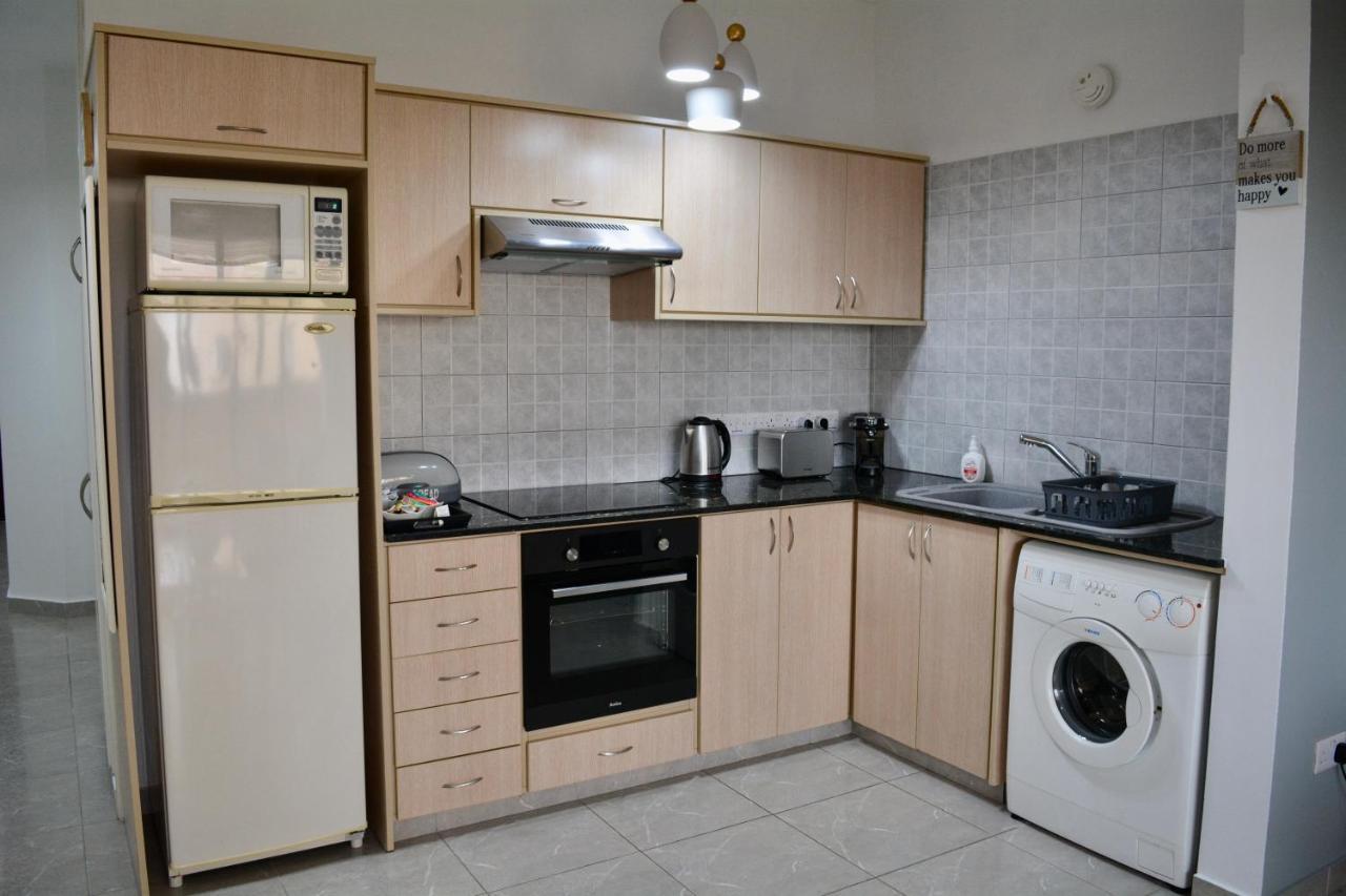 Queens Gardens - Kato Paphos - Next To Kings Ave Mall --- By Yiota Exterior photo